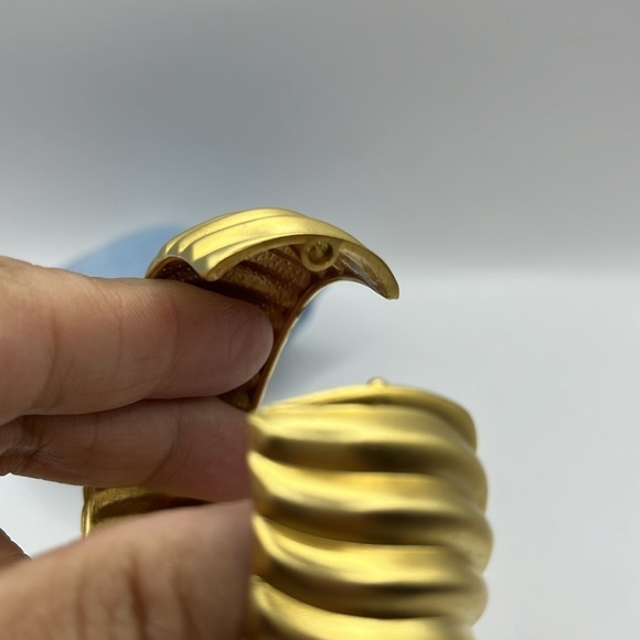 Vintage Large Matte Gold Clamper Chunky Ribbed Gold Tone Bangle Bracelet Swirls - Picture 7 of 11